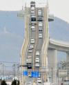 日本江岛大桥因坡度陡峭成旅游热点