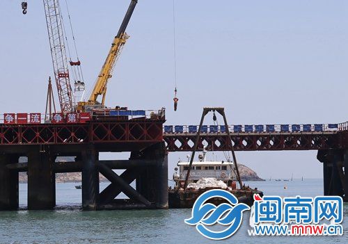 这些桥桩都有百米深;工人作业时，穿着救生衣吊到海上平台