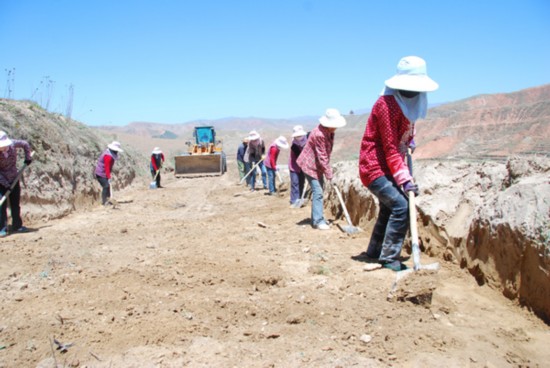 甘肃省交通运输厅帮扶的临潭县范家咀村盘山公路正式开工建设