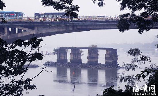 由从宋代浮桥、明代石桥到现如今全国最美断桥，福州闽江上的洪山古桥已历经千余年。宋代理学大家朱熹曾十多次来到福州，也都是经过当年的浮桥进城。