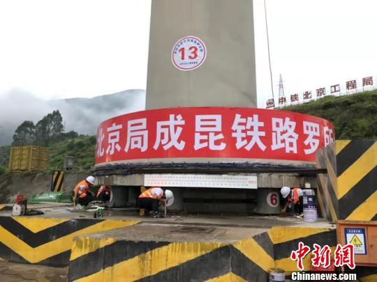 图为大桥转体现场。钟欣 摄